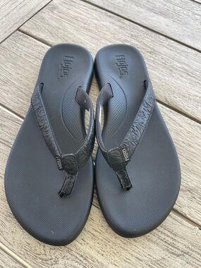 Flojos Black Floral-Embossed Thong Sandals Womens Size 9